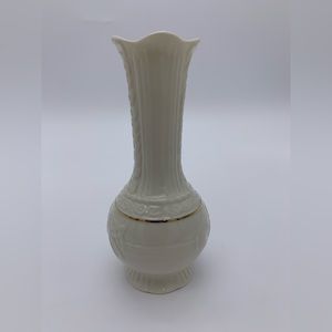 Belleek Claddagh Irish Collection Bud Vase Embossed Hands Heart And Clovers